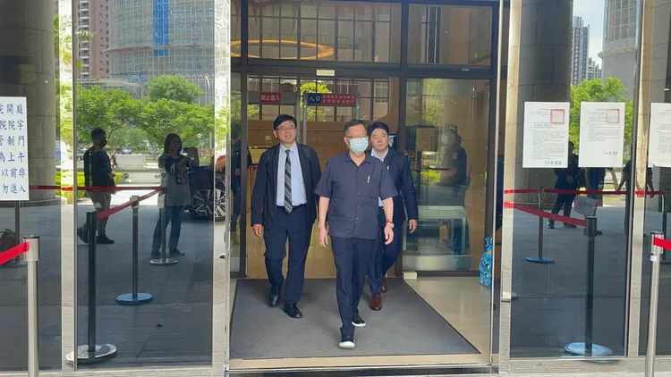 鄭文燦步出地院。張沛森攝