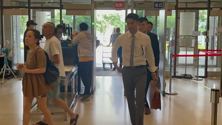 檢察官陸續抵達桃園地院，勘驗市府會議紀錄錄音檔。張沛森攝