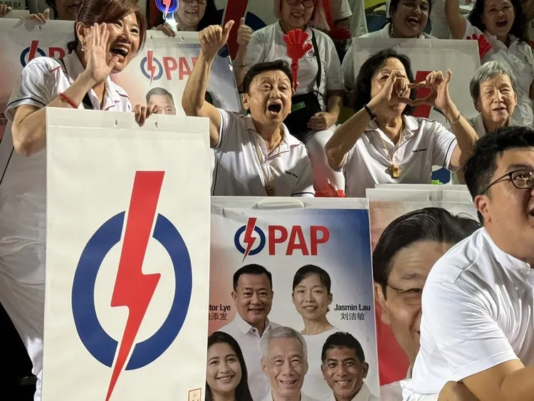 新加坡大選登場，人民行動黨支持者湧入楊厝港體育場，在現場歡呼。 中央社