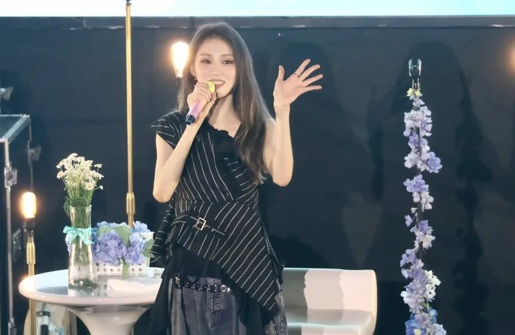 李聖經跟粉絲打招呼，搞笑生氣怎麼都拿著手機。莊宗達攝