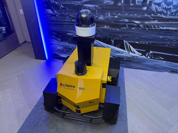 金士頓與台灣智能機器人科技（TIRC）攜手，現場展示搭載金士頓儲存模組的戶外巡檢機器人解決方案。呂承哲攝