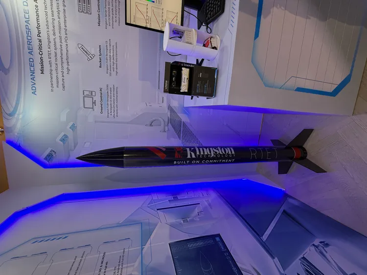 金士頓與由台科大與虎科大學生組成的RTET火箭團隊合作，展示航太資料傳輸應用。呂承哲攝