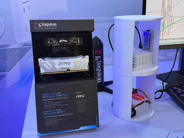 金士頓與由台科大與虎科大學生組成的RTET火箭團隊合作，展示航太資料傳輸應用。呂承哲攝