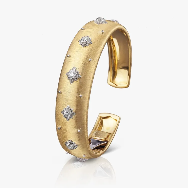 Buccellati Macri系列黃金白金鑽石手鐲。品牌提供