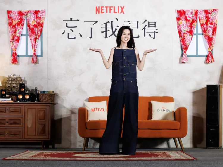 謝盈萱身著Levi’s x sacai的丹寧服裝出席Netflix新劇《忘了我記得》記者會。品牌提供