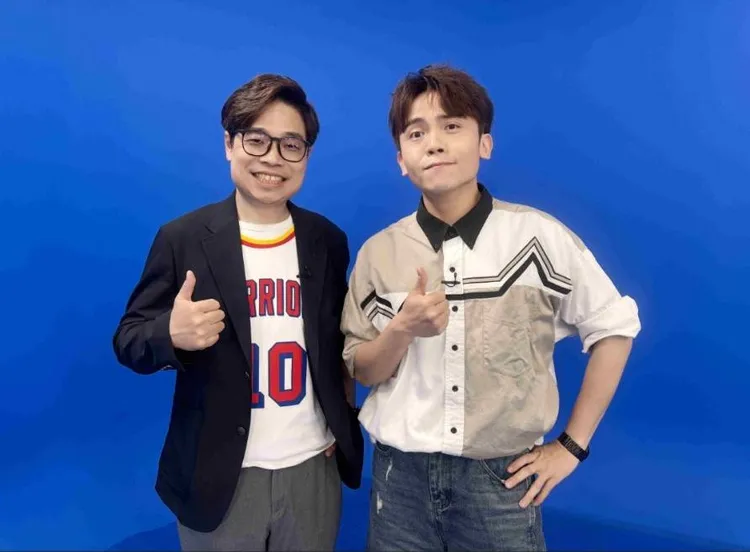 旅行社老闆瞿光復（左）親揭詐騙陷阱，右為黃豪平。節目提供