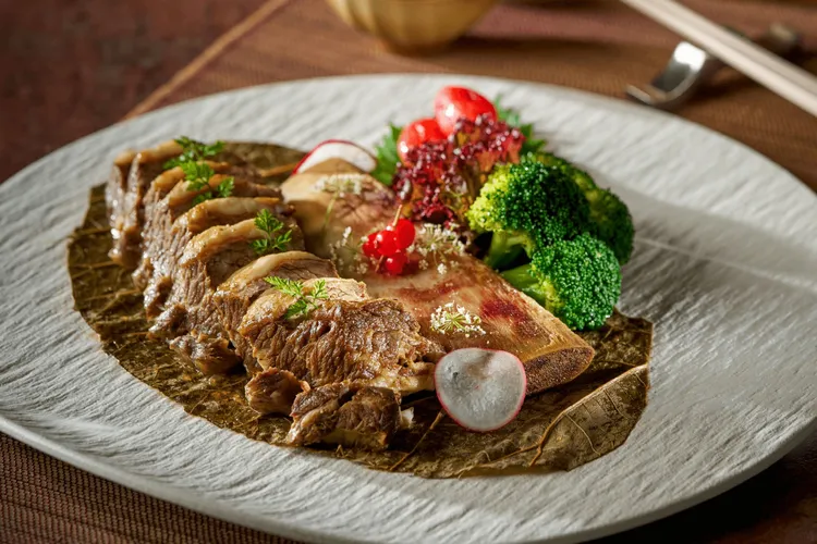 滷香與荷香層層交織的荷香慢燉美國牛肋骨，肉質軟嫩帶有筋膜嚼勁，香氣濃郁迷人，滋味豐富有層次。瀚寓酒店提供