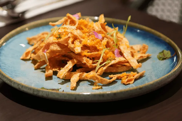 金沙鱈魚香絲為饕客必點開胃菜，金沙緊裹每一絲香絲，酥脆不膩、鹹香涮嘴。瀚寓酒店提供