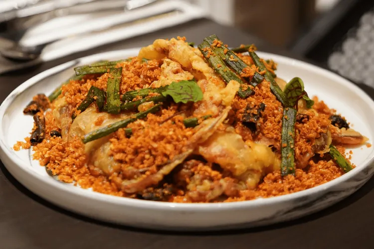 蒜香撲鼻的避風塘軟殼蟹，將軟殼蟹裹漿酥炸至外脆內嫩，蟹肉鮮甜又香蒜夠味。瀚寓酒店提供