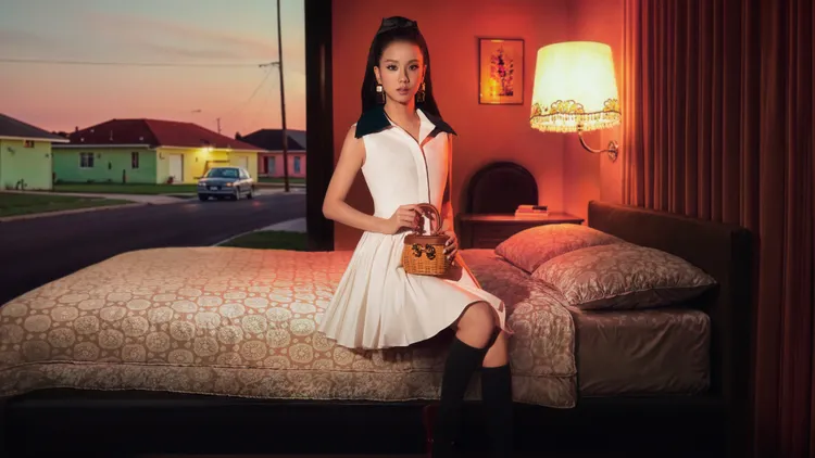 Jisoo換上白色棉質迷你洋裝變身運動感少女。品牌提供