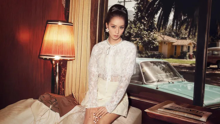 Jisoo以白色蕾絲襯衫、奶油色牛仔串珠裙演繹出優雅風格。品牌提供