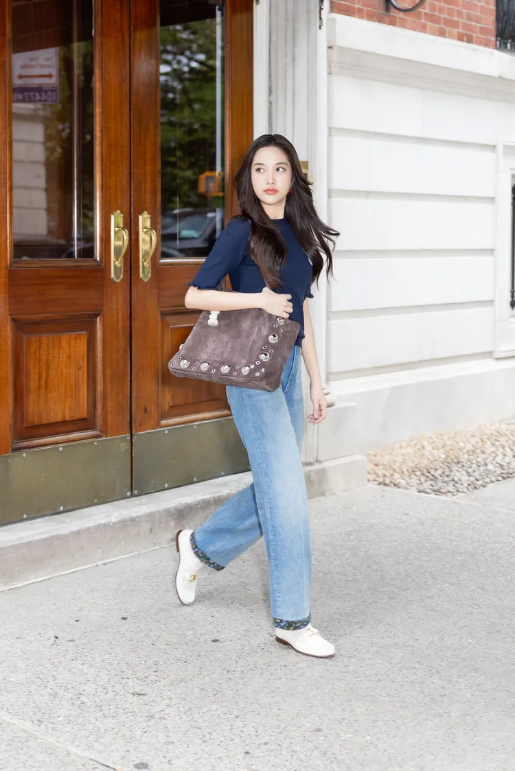 泰星Freen Sarocha以輕裝拎起Valentino Garavani Nellcôte托特包。品牌提供