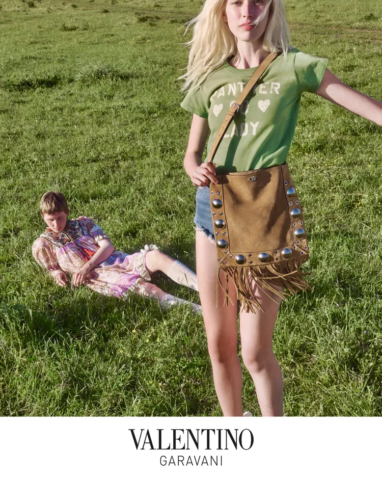 Valentino推出全新Garavani Nellcôte系列包款廣告大片。品牌提供