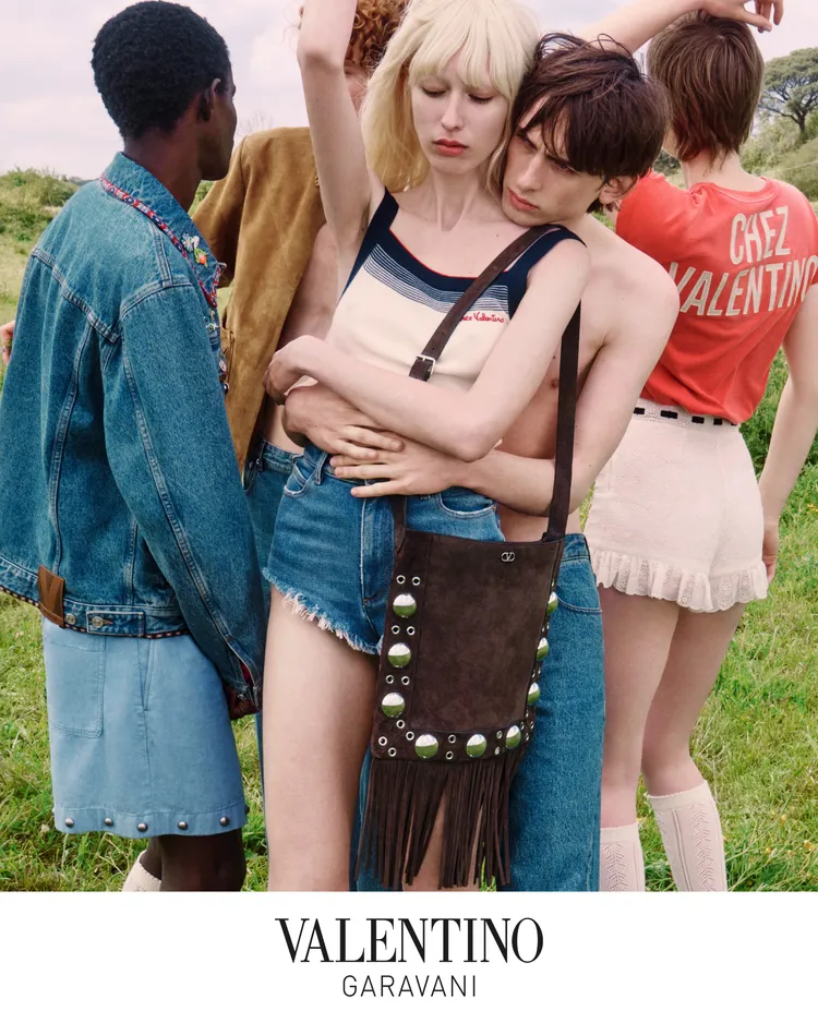 透過朋友之間的互動將視線聚焦在身側的Garavani Nellcôte包款。品牌提供