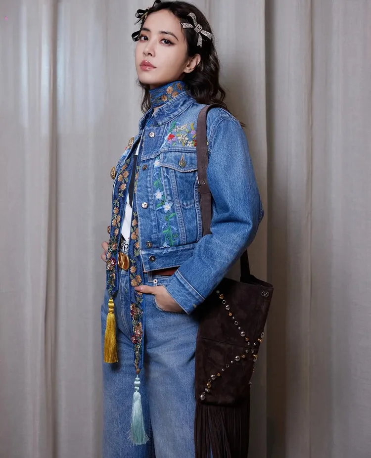 蔡依林以刺繡單寧造型搭配Valentino Garavani Nellcôte包，整個人化身為「嬉皮少女」。品牌提供