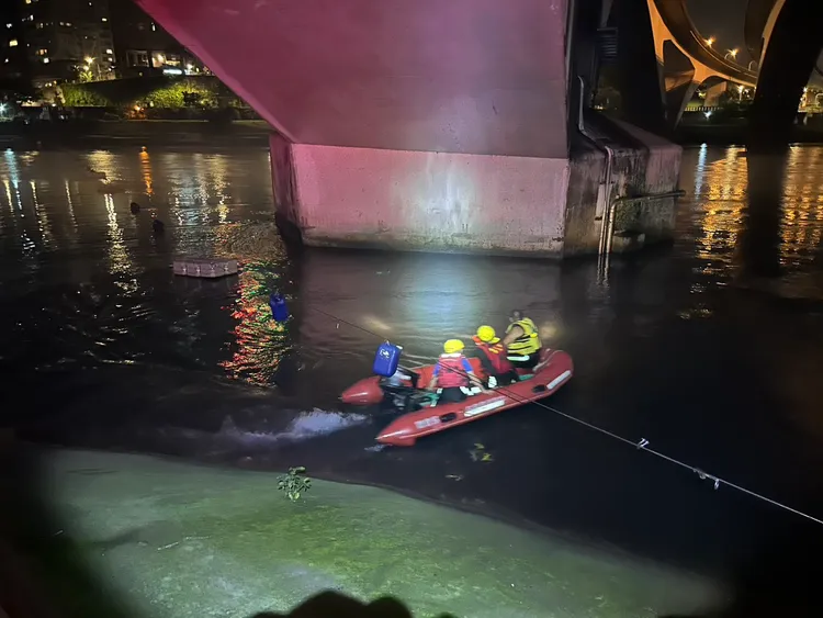 消防人員出動橡皮艇於現場搜索。翻攝畫面