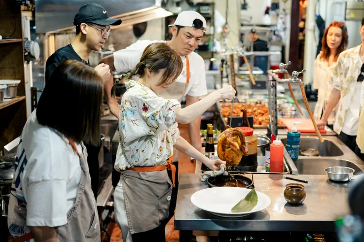 白安（左一）與「雞」非常有緣。好看娛樂提供