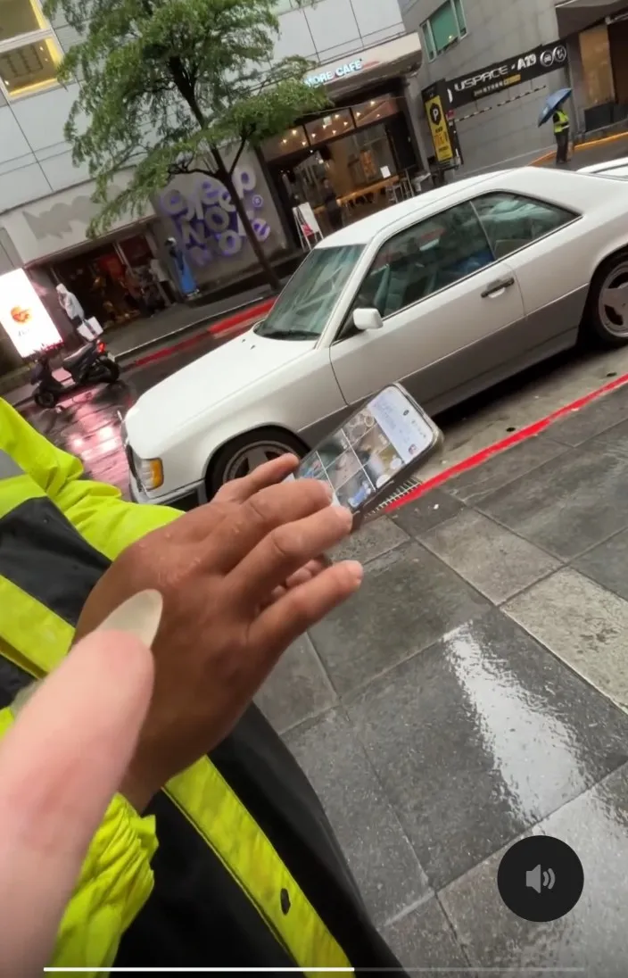 雨衣怪客一開始還滑著手機辯稱沒有，但仍被正妹發現自己與朋友已經入鏡，雖然只是背影，但仍感覺到不舒服。翻攝自threads「yyuchhing」