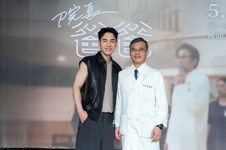 張書豪（左）與角色本尊蘇文麟醫師合影。大愛提供