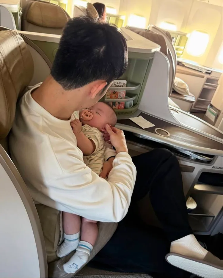 張書豪帶兒子一起飛杭州。翻攝自歐陽妮妮IG