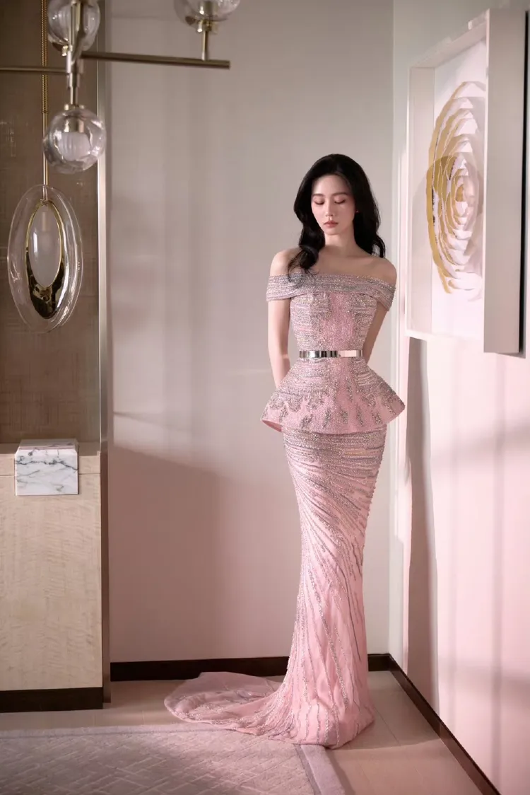 劉詩詩穿著Tony ward 2025春夏訂製系列的粉色一字肩禮服。翻攝詩詩的小板報微博