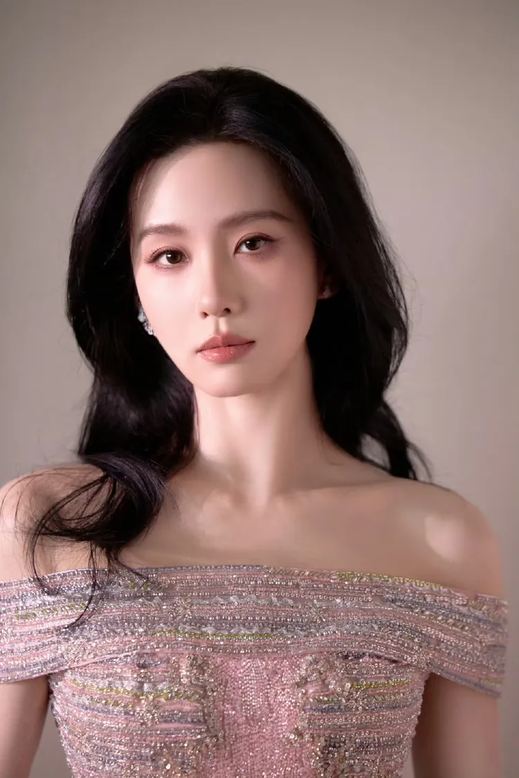 禮服運用水鑽、珠飾細膩勾勒出漸變色彩。翻攝詩詩的小板報微博