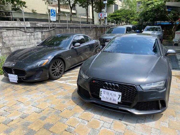 刑事局查扣「小羅志祥」價值約500萬元瑪莎拉蒂跑車與奧迪轎車。翻攝畫面