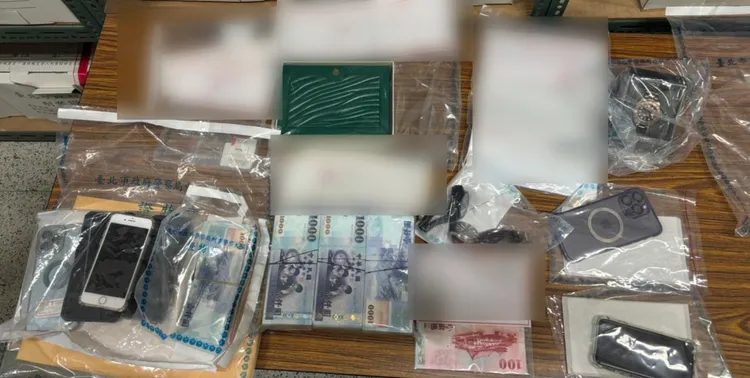 警方查扣手機、帳本等相關證物。翻攝畫面