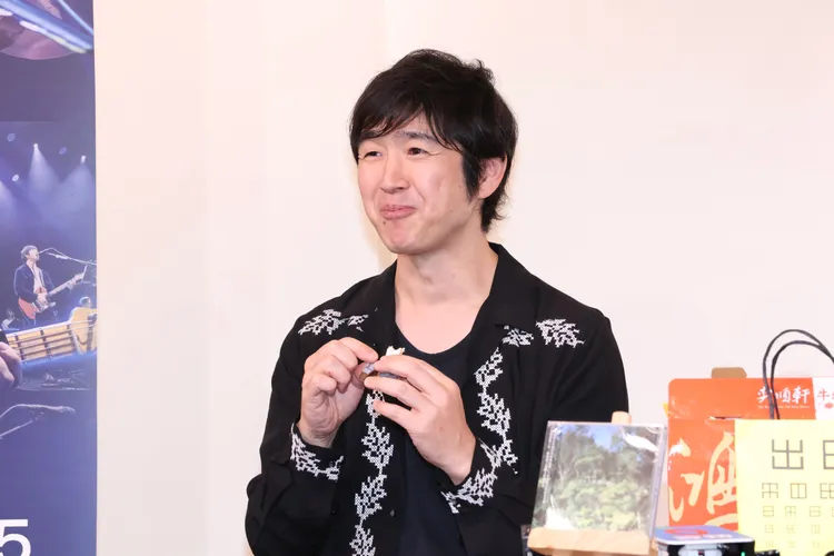 藤卷亮太喜嘗牛軋糖，表示非常好吃。莊宗達攝