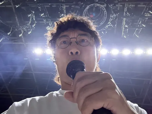 歌王陈奕迅染疫爆死讯 高雄晒自拍照!真的还活著
