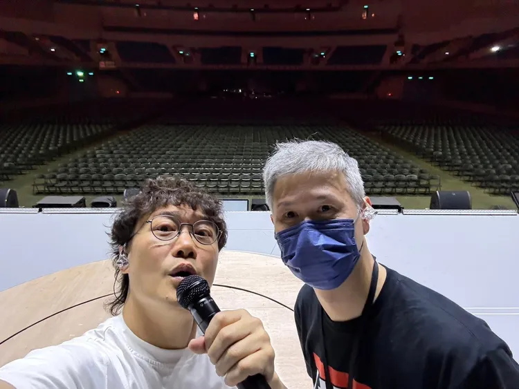 陳奕迅曬出彩排後與高雄巨蛋場館的合照。陳奕迅