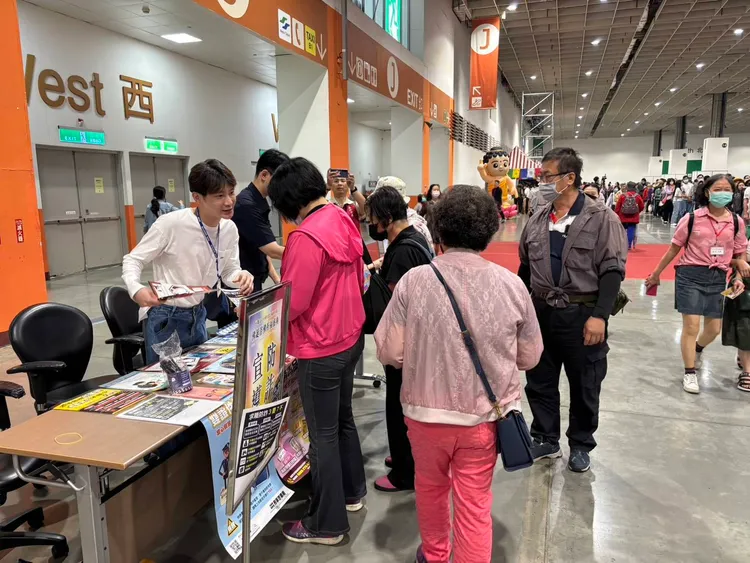 南港分局在浴佛大典上辦理識詐、婦幼、交通安全預防犯罪宣導。警方提供