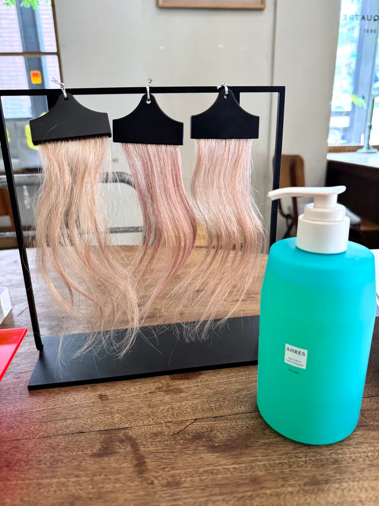中間髮束為剛染髮完，左側為未使用護色洗髮精、右側為使用AHRES Don’t Move護色洗髮露之效果。張家玲攝
