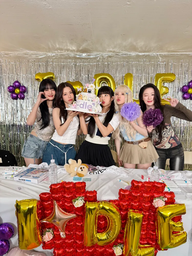 Minnie（左起）、薇娟、小娟、雨琦、舒華、昨天開直播，有粉絲詢問手燈是否會改，5人給出答案。翻攝i-dle X