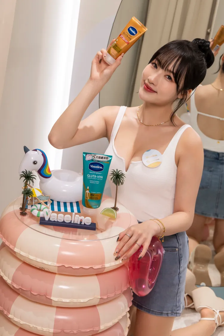 台鋼啦啦隊Mingo朴旻曙穿上Wave Shine新款泳裝，推薦凡士林的最強亮白CP組合。品牌提供