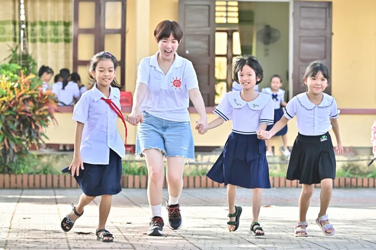 孫可芳隨基金會探訪越南陪你長大計畫，搖身成孩子王。至善基金會提供