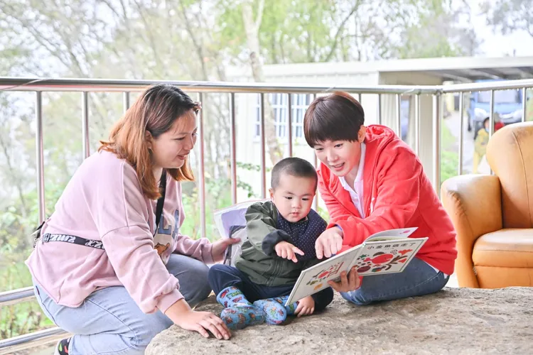 孫可芳上山擔任行動幼兒園老師陪伴幼兒。至善基金會提供