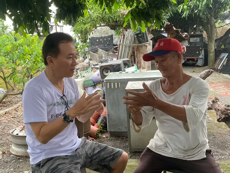 孫鵬與劇中角色原型相見。大愛提供