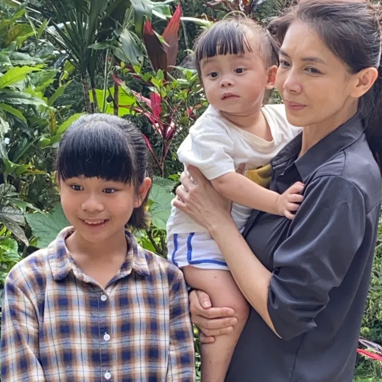 林美貞與天使童星演出，左童星林芃希，嬰兒林妤禧。大愛提供