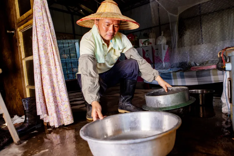 孫鵬詮釋「啞巴成」比劃非正規手語。大愛提供