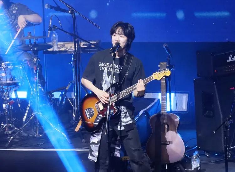 安太奎因為音響問題，唱到第2首歌臨時喊卡，中文道歉「對不起」。讀者提供