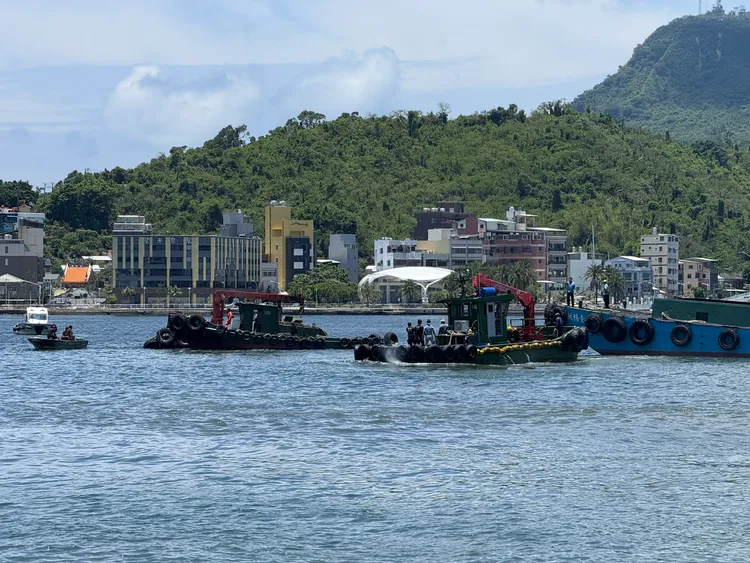 工作船上1人落水後失蹤，消防人員在現場搜救。民眾提供