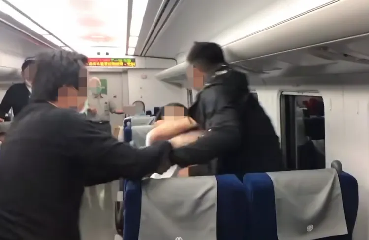 列車長處理製造噪音乘客卻遭賞巴掌，還被丟手機攻擊。翻攝自臉書「台灣便當管理局-附屬鐵路部」