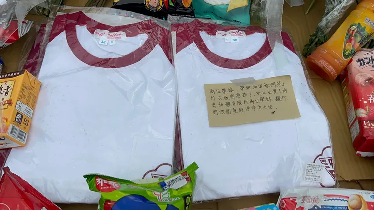 同校學姊為2名女學生準備新的運動服，期望她們能當「乾淨的小天使」。翻攝畫面