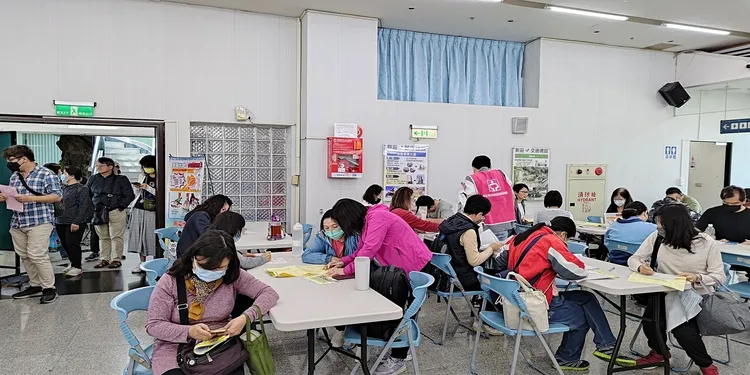 現場有專業人員教導民眾填寫履歷。勞工局提供