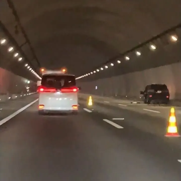 廣末涼子車禍現場為三車道，視野良好。翻攝X
