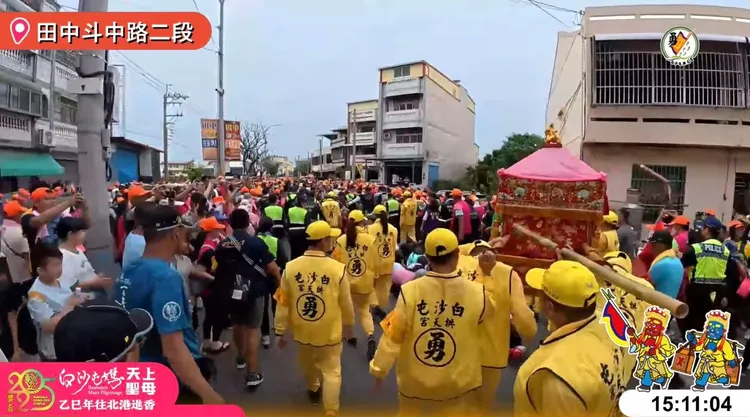 白沙屯媽祖行經彰化田中，沿途信眾擠爆。翻攝白沙屯媽祖直播