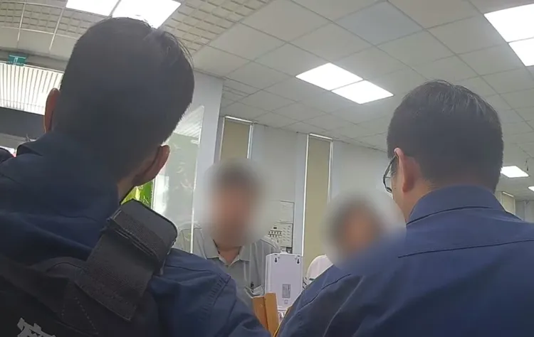 林男到派出所解說遭詐過程。翻攝畫面