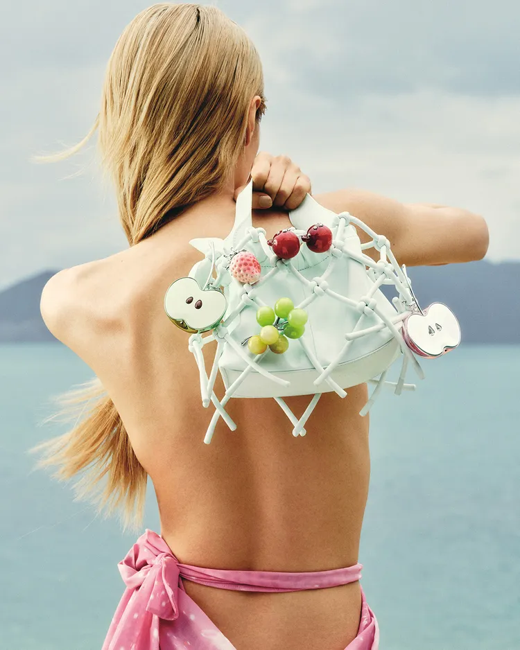 「熟透的果子」聯名系列將清新色調、藤蔓、水果元素融入時髦設計。品牌提供