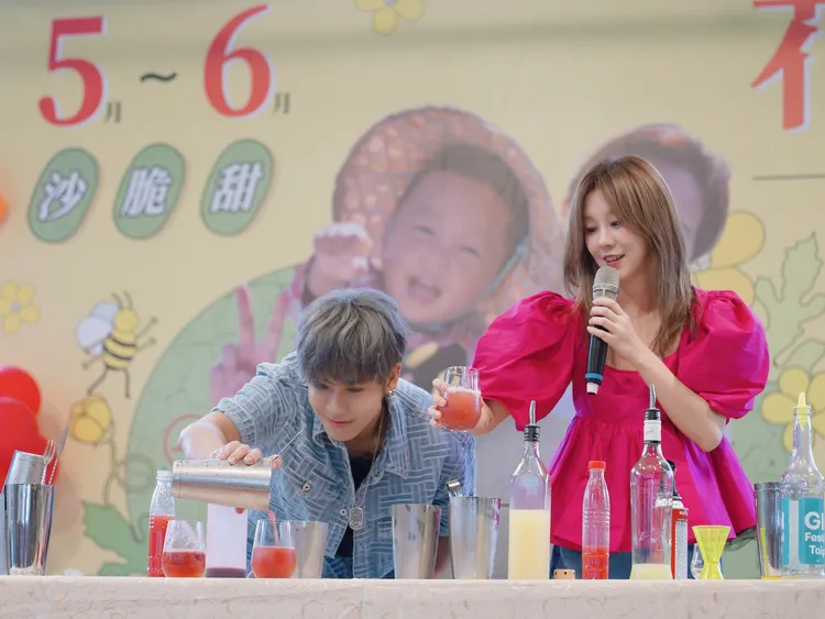 鼓鼓（左）與白安親做西瓜特調，供民眾品嚐。相信音樂提供